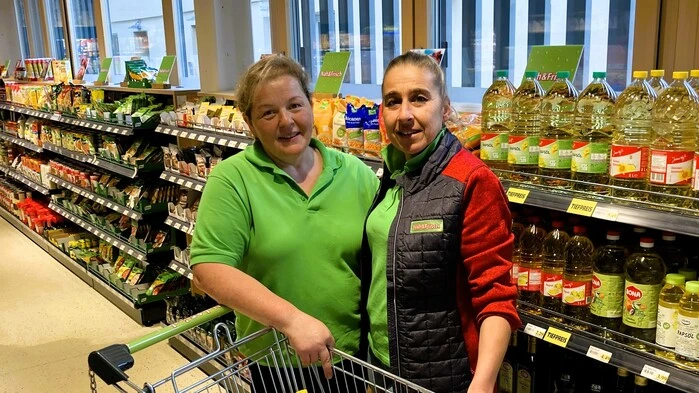 Johanna Kerschbaumer mit Filialleiterin Daniela Rechberger (rechts) in ihrem Geschäft in Stanz im Mürztal 