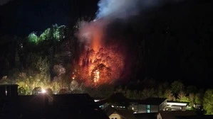 In der Nacht loderten die Flammen unweit des bewohnten Gebiets, es wurde Abschnittsalarm ausgelöst