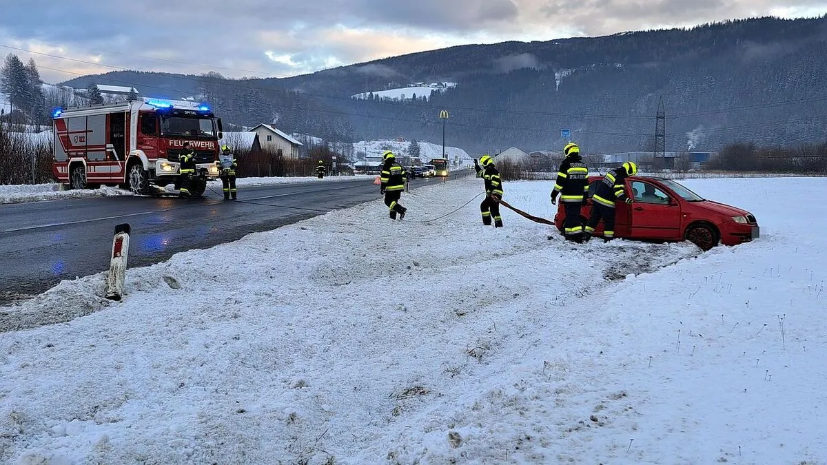 Der Lenker kam mit seinem Fahrzeug von der Fahrbahn ab und landete im Schnee