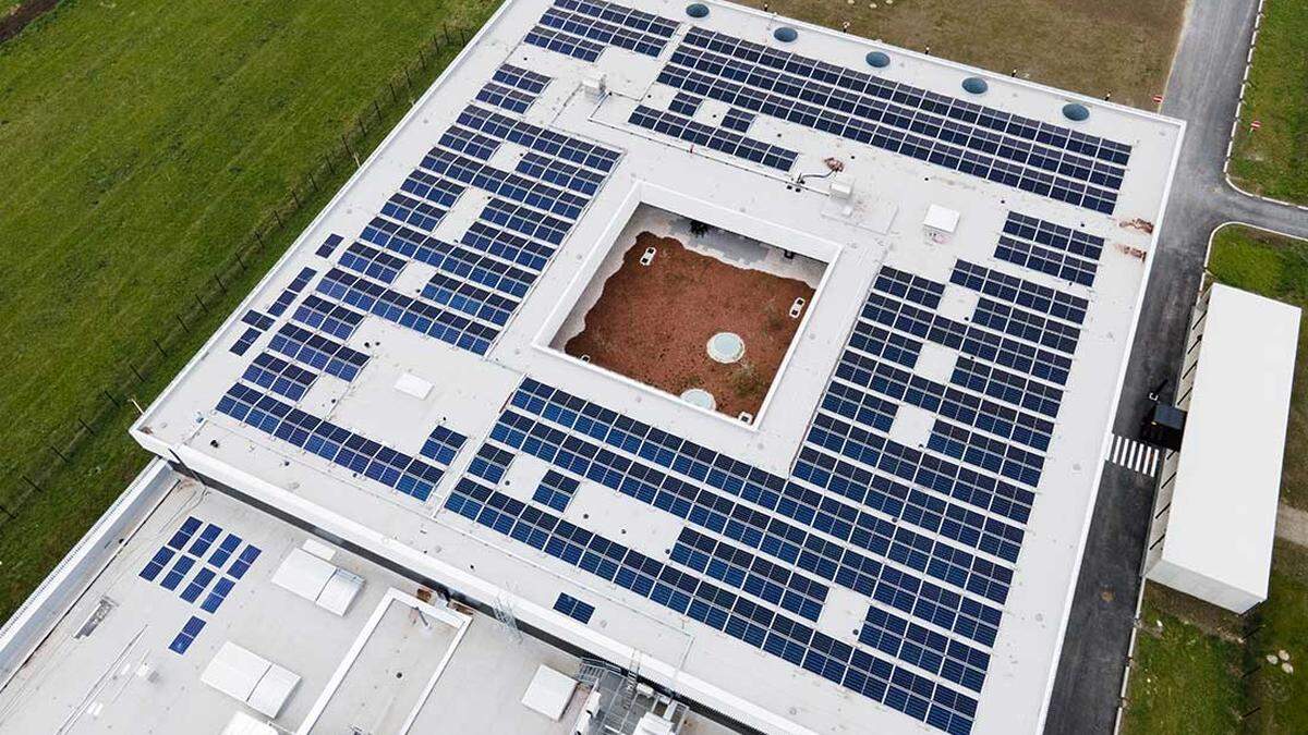 Das Dach von Pankl-Aerospace: Allein die Photovoltaik liefert 22 Prozent des Strombedarfs