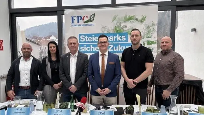 Raphael Pensl (vierter v. l.) stellte am Freitag seine Liste und das Wahlprogramm vor