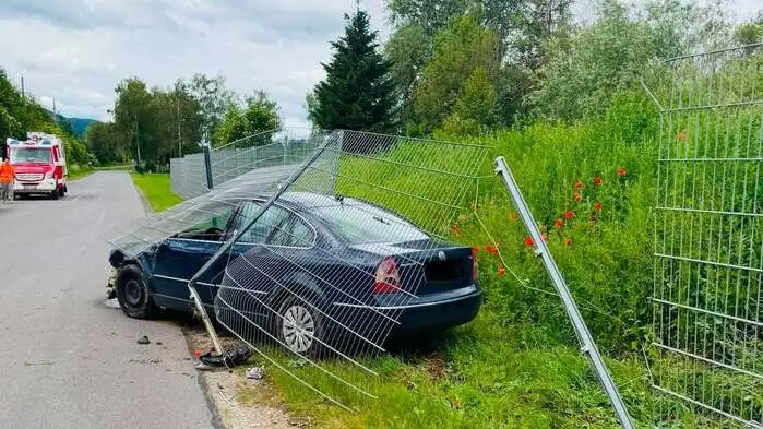 Der verunfallte Pkw fuhr durch einen Zaun