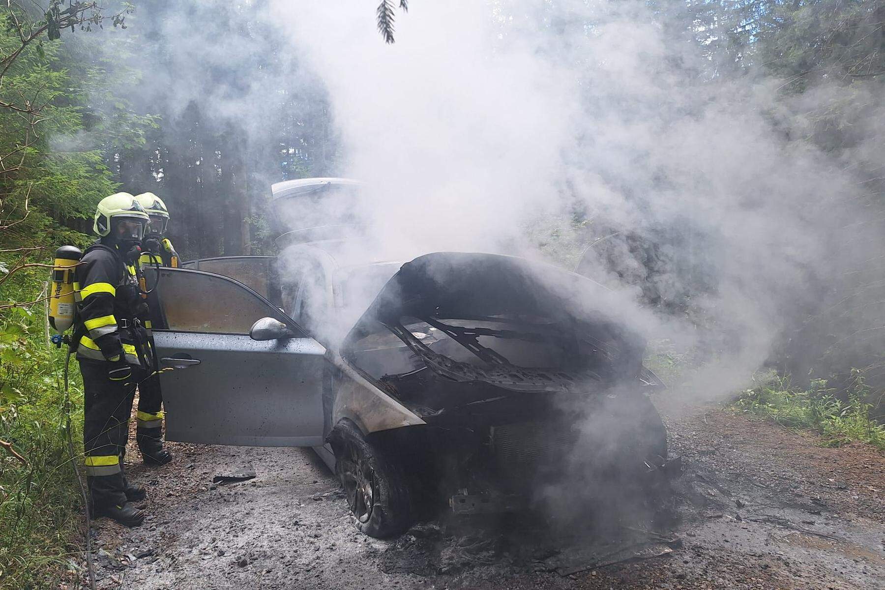 Neuberg an der Mürz: 25 Feuerwehrleute im Einsatz – Fahrzeug brannte komplett aus