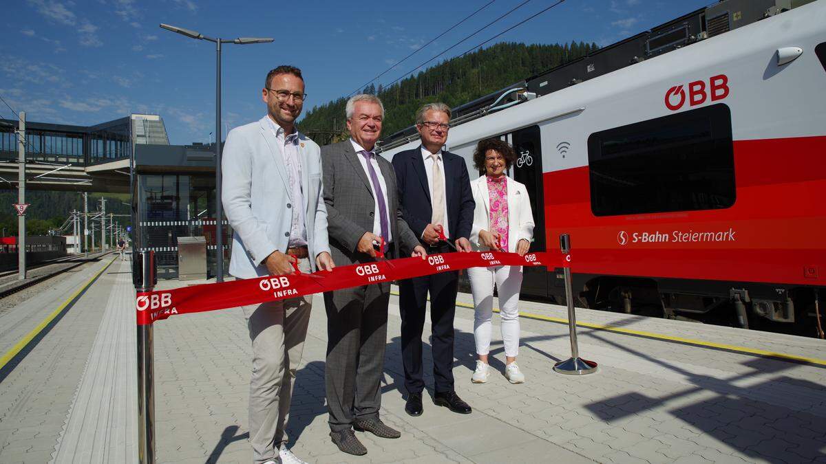 Bgm. Jochen Jance, LH-Stv. Anton Lang, LH Christopher Drexler, ÖBB-Bereichsleiterin Christina Rebernik (von links)