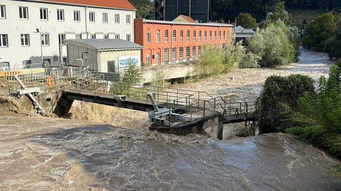 Die Wassermassen der Mürz ergossen sich in Bruck mit großem Getöse in die Mur