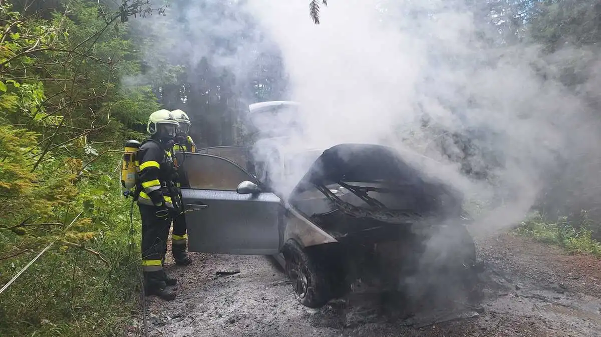 Mit schwerem Atemschutz waren die Florianis im Einsatz