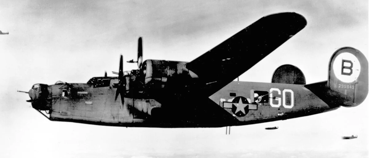 Auf dem Bild ist ein Flugzeugbomber aus dem Zweiten Weltkrieg zu sehen 