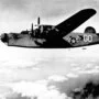 Auf dem Bild ist ein Flugzeugbomber aus dem Zweiten Weltkrieg zu sehen 