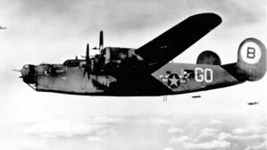 Auf dem Bild ist ein Flugzeugbomber aus dem Zweiten Weltkrieg zu sehen 
