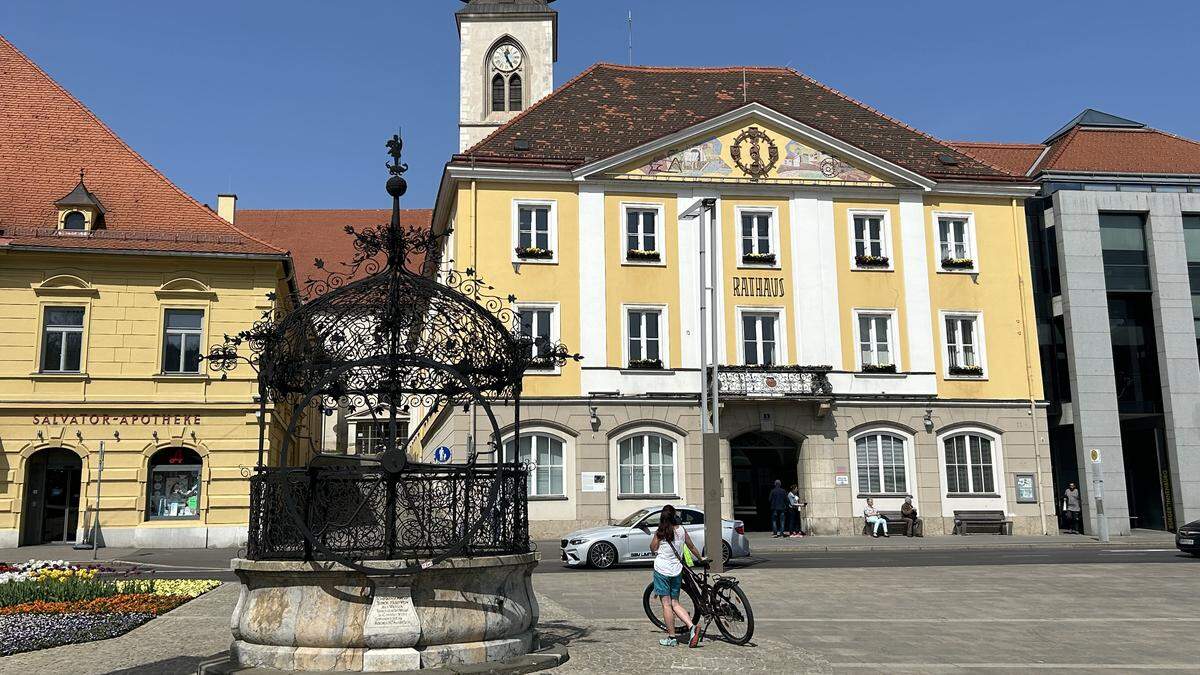 Das Rathaus der Stadt Bruck – die Gemeinde kämpft schon seit Jahren mit den Finanzen. Der Schuldenstand beträgt 25 Millionen Euro