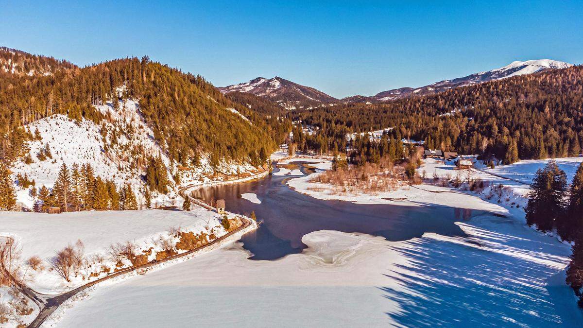 Von den Bergen rundum fließt nachts die Kaltluft ab und sammelt sich auf dem Hubertussee