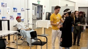 Am „Open House Day“ konnten Interessierte verschiedene Lehrmittel ausprobieren, hier werden gerade mittels VR-Brille Organe betrachtet