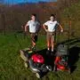 Philipp und Florian Wieser mit ihren Rasenmähern