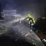 Die Feuerwehren konzentrierten sich darauf, die Flammen und die glimmenden Glutnester gezielt abzulöschen, um den Schaden klein zu halten