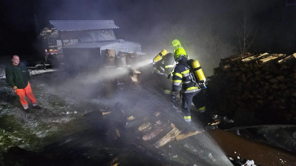 Die Feuerwehren konzentrierten sich darauf, die Flammen und die glimmenden Glutnester gezielt abzulöschen, um den Schaden klein zu halten