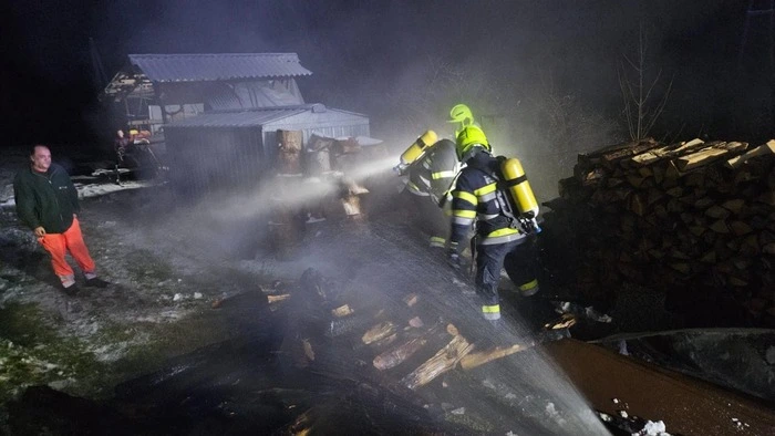 Die Feuerwehren konzentrierten sich darauf, die Flammen und die glimmenden Glutnester gezielt abzulöschen, um den Schaden klein zu halten