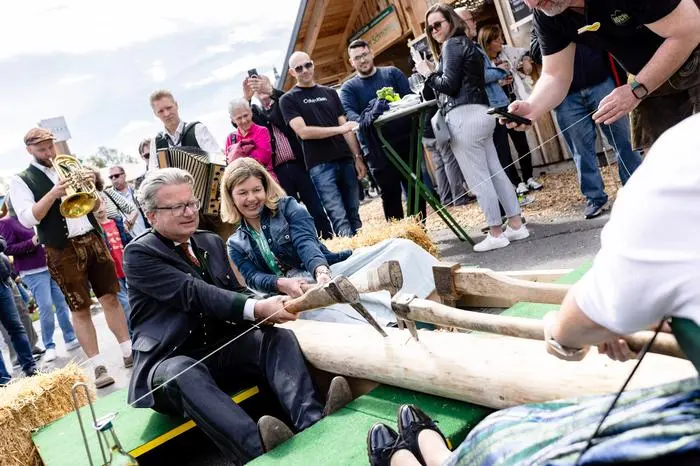 Ute Gurdet und LH Christopher Drexler mussten eine Niederlage beim Blochziehen hinnehmen