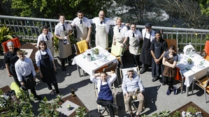 Nur fürs Foto legt Hannes Friesnegg die Hände in den Nacken (vorne links mit Vater Franz). Dahinter ein Teil des Schicker-Teams