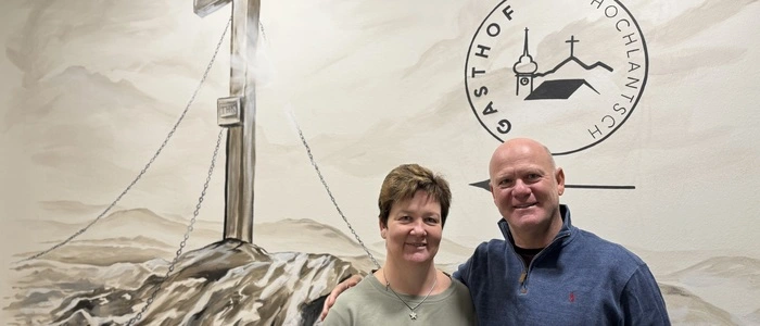 Terisa Pretterhofer und Karl Brenner sperren den Gasthof Hochlantsch wieder auf