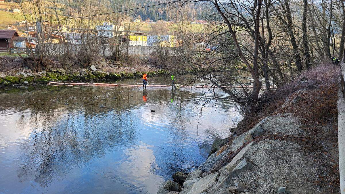 Auf der Mürz wurde eine Ölsperre errichtet