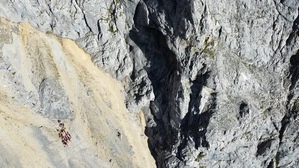 Am linken, unteren Bildrand: Aufstieg der Bergretter zur Verunglückten