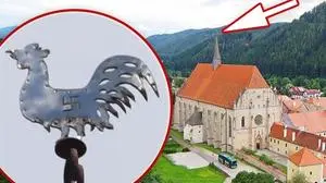 Das bekannte Münster in Neuberg mit der riesigen Dachkonstruktion, in 66 Metern Höhe dreht sich dieser Wetterhahn im Wind