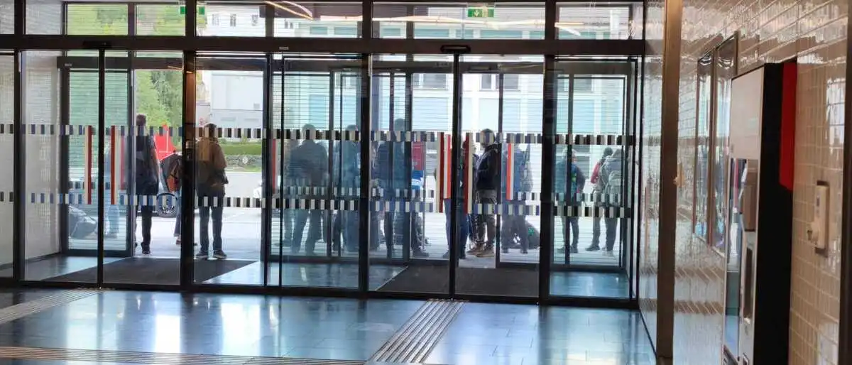 Warten auf den Schienenersatzverkehr vor dem Bahnhof in Mürzzuschlag