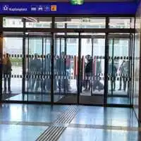 Warten auf den Schienenersatzverkehr vor dem Bahnhof in Mürzzuschlag