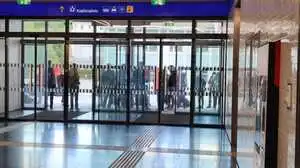 Warten auf den Schienenersatzverkehr vor dem Bahnhof in Mürzzuschlag