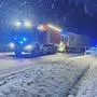 Die schneebedeckte Fahrbahn wurde für einen Lkw zur Herausforderung