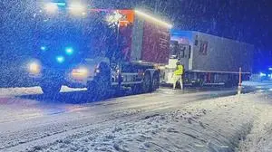 Die schneebedeckte Fahrbahn wurde für einen Lkw zur Herausforderung