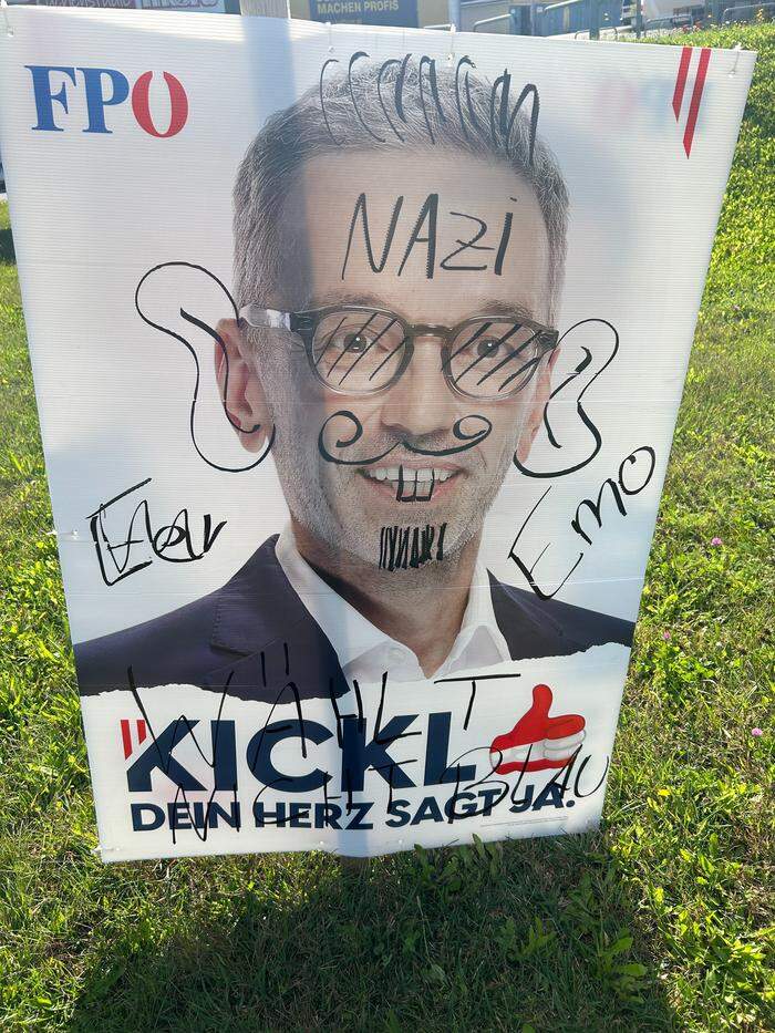 Wahlplakat in Bruck: „Hier sieht man, wo die echten Faschisten sitzen“, heißt es bei der FPÖ zu den Schmierereien