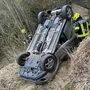 Das verunfallte Auto wurde von der Feuerwehr geborgen