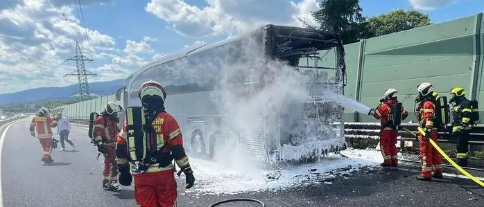 Der Reisebus begann auf der S 6 zu brennen