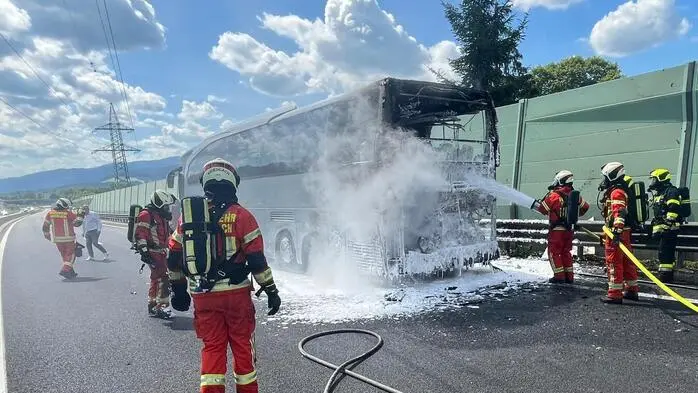 Der Reisebus begann auf der S 6 zu brennen