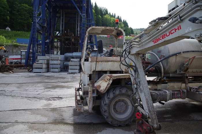 Beton wird oben produziert und durch die Schächte in den Tunnel gebracht