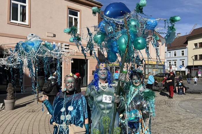Viele kunstvolle Kostüme