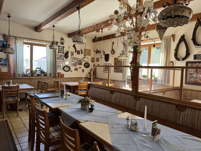 Durch den urigen Gastraum des Plodererhofes lacht die Sonne