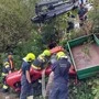 Der Traktor wurde mit dem Feuerwehrkran geborgen