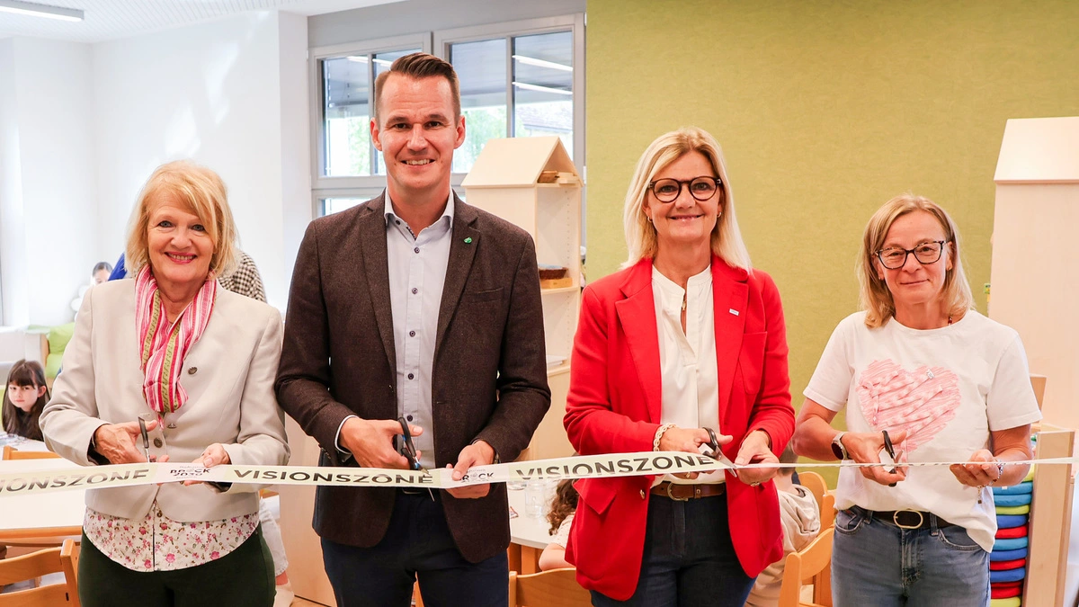 Vizebürgermeisterin Andrea Winkelmeier, Bildungslandesrat Stefan Hermann, Bürgermeisterin Susanne Kaltenegger und Kindergartenleiterin Monika Bachler (v. l. n. r.)