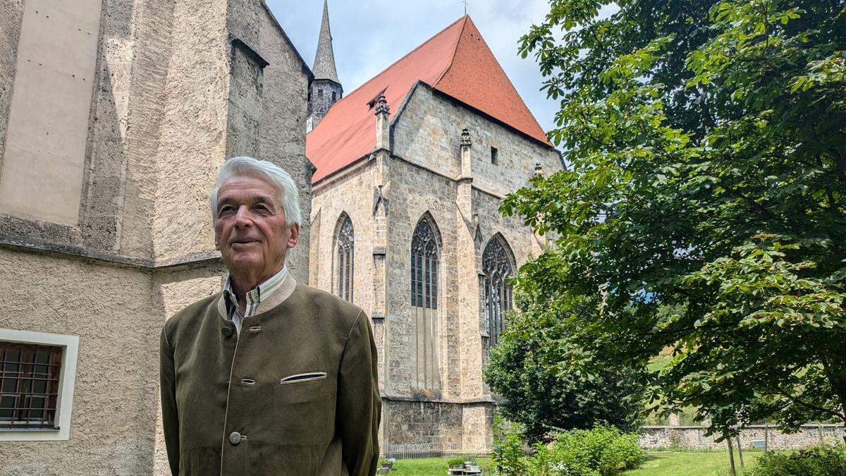 Paul Leifer vor dem Münster in Neuberg