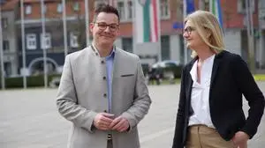 Können gut miteinander: Susanne Kaltenegger (ÖVP) und Raphael Pensl (FPÖ) am Tag nach der Wahl auf dem Brucker Hauptplatz. Kaltenegger wird wohl neue Bürgermeisterin der Stadt