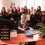 Die Mädchen aus Bruck schauten der Bürgermeisterin über die Schulter