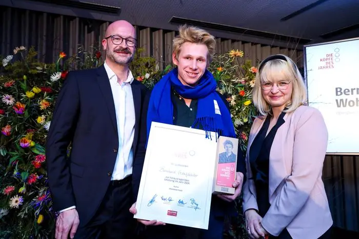 (v.l.) Bernd Pürcher von den Bühnen Graz, Preisträger Bernhard Wohlfahrter und Regionalredakteurin Veronika Höflehner