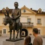 Kapfenbergs Bürgermeister als Reiterstatue auf dem Hauptplatz –ist aber ein Scherz 