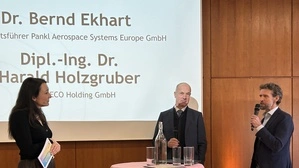 Wirtschaftskapitäne aus der Region auf dem Podium:  Bernd Ekhart, Geschäftsführer der Pankl Aerospace Systems Europa (rechts) und Harald Holzgruber, Chef der Inteco Holding, mit Moderatorin Claudia Aichhorn-Edler