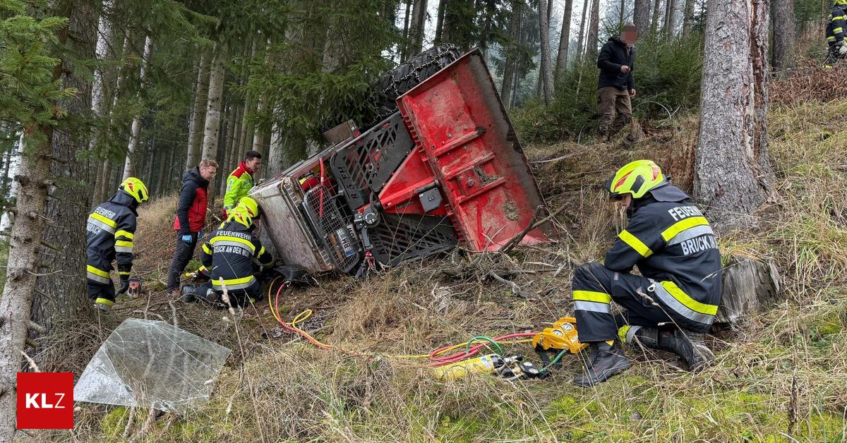 Bei-Waldarbeiten-Traktor-st-rzte-um-und-klemmte-Person-ein