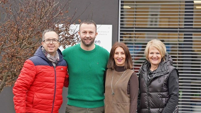 Die nahe zur Schule gelegene Firma Cult Automotive stellt für die Eltern der VS Berndorf ihren Parkplatz zur Verfügung