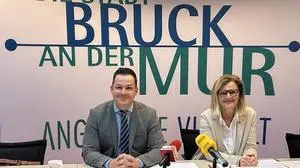 Die schwarz-blaue Stadtführung mit Vizebgm. Raphael Pensl und Bgm. Susanne Kaltenegger