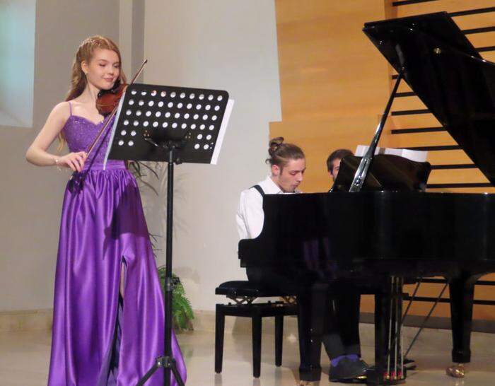 Jennifer Gheorghita (Violine) mit Mathias Schäffer am Klavier
